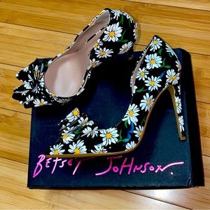 NWT Betsey Johnson Pumps